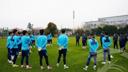 开云移动端-莫拉携教练团队与队员们会合，开启其上任后的首次冬训课