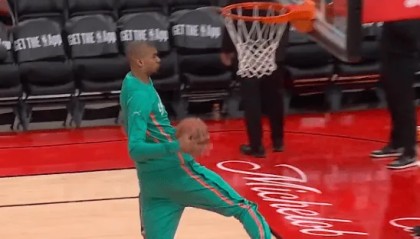 NBA官方晒文班亚马热身扣篮：击地胯下再拿球完成战斧劈扣