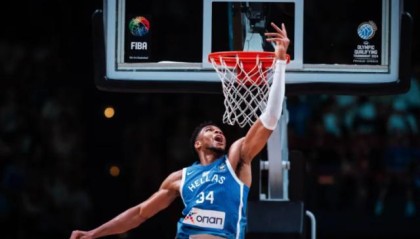 开云App-大杀四方！字母哥18分钟轰32分，开门红冲奥运资格