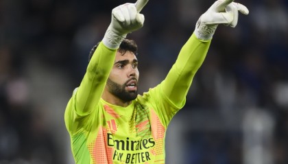 开云官网-极限扑救！官方：拉亚对阵布莱顿飞身救险当选英超12月最佳扑救