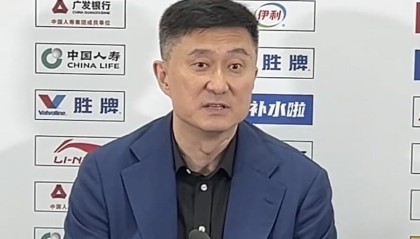 杜锋：本赛季一路磕磕绊绊很不容易，感谢球员们对教练组的支持